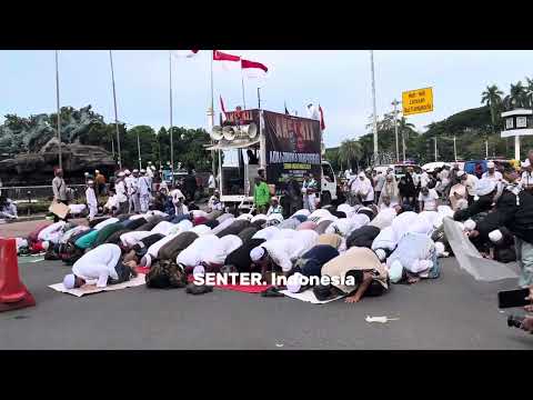 MASA AKSI 411 GELAR SHOLAT DI PATUNG KUDA JAKARTA