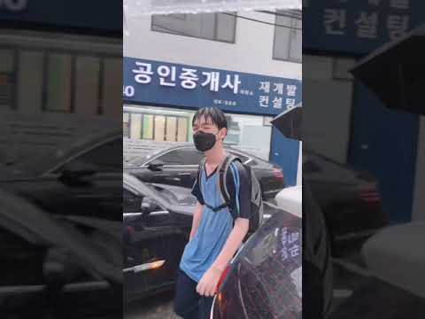 비오는 날 흔한 남자 중학교앞 풍경🤣
