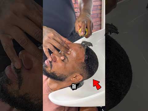 Il barbiere scopre la sua parrucca e lo trasforma completamente! 😱