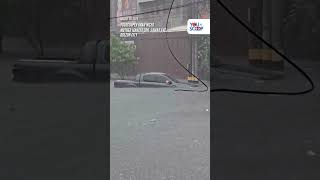 Isang sasakyan, nagpalutang-lutang sa baha sa Quezon City | YouScoop+