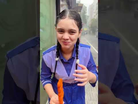 বান্ধুবীর খাবারে ভাগ বসানোটা বান্ধুবীগত অধিকার।