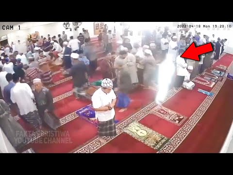 JAMAAH KAGET!! Lagi Khusuk Sholat, Tiba² Muncul Sosok Misterius Di Dalam Masjid! Perhatikan!