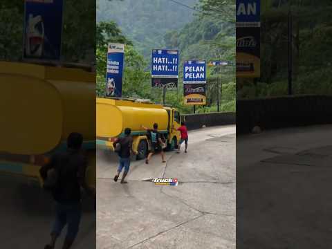 DETIK DETIK TRUK REM BLONG