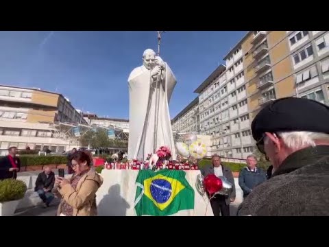 Al Gemelli di Roma preghiere e canti per Papa Francesco ricoverato