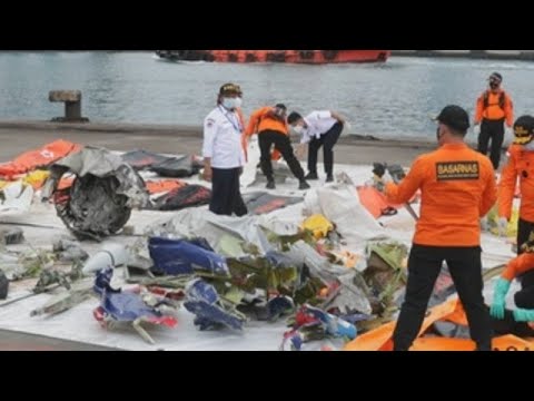 Indonesia reanuda búsqueda de restos del avión accidentado con 62 ocupantes