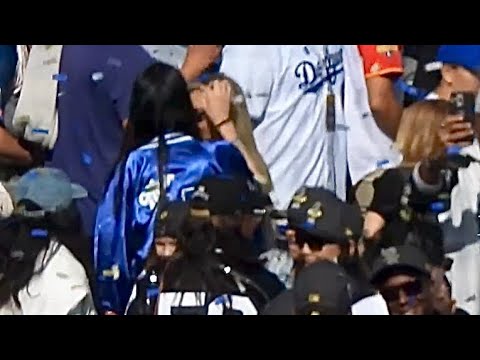 真美子さんとチェルシーさん、最近仲良し。チェルシーさんの髪についた紙吹雪をとってあげる真美子さん。優しい。#ohtani #mamiko#chelsea #dodgers#worldchampion 