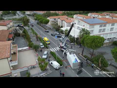 Santa Maria del Cedro: incidente sulla SS 18, camion finisce contro albero. (IMMAGINI DRONE)