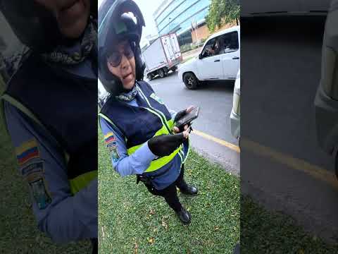agente de tránsito muy diferente a la que conocemos #carros #shorts #mujer #buenaactitud