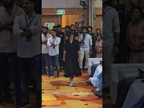 തന്റെ ഫോൺ ബോഡി ഗാർഡൻ്റെ കയ്യിൽ കൊടുത്ത് ഓടി വരുന്ന മഞ്ചു😍#shorts #viraltalksmedia #manjuwarrier