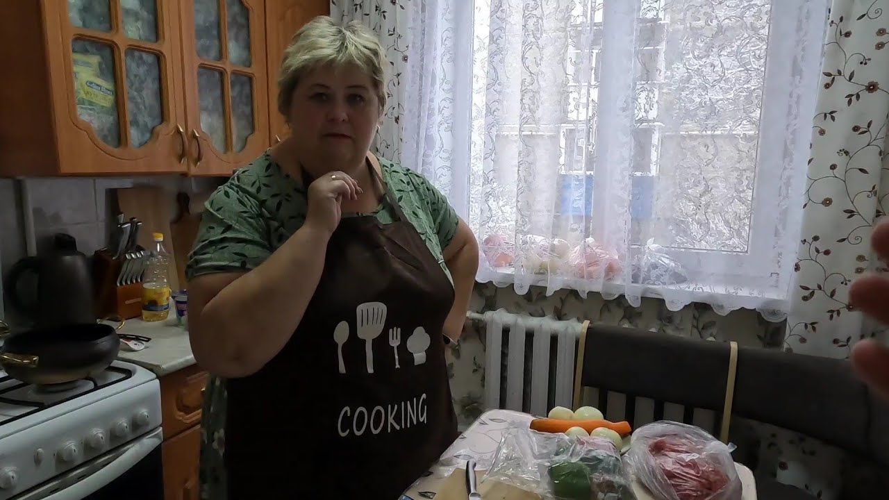 Ставят двери на балкон, разборки по поводу балкона. Готовлю вкусный обед.