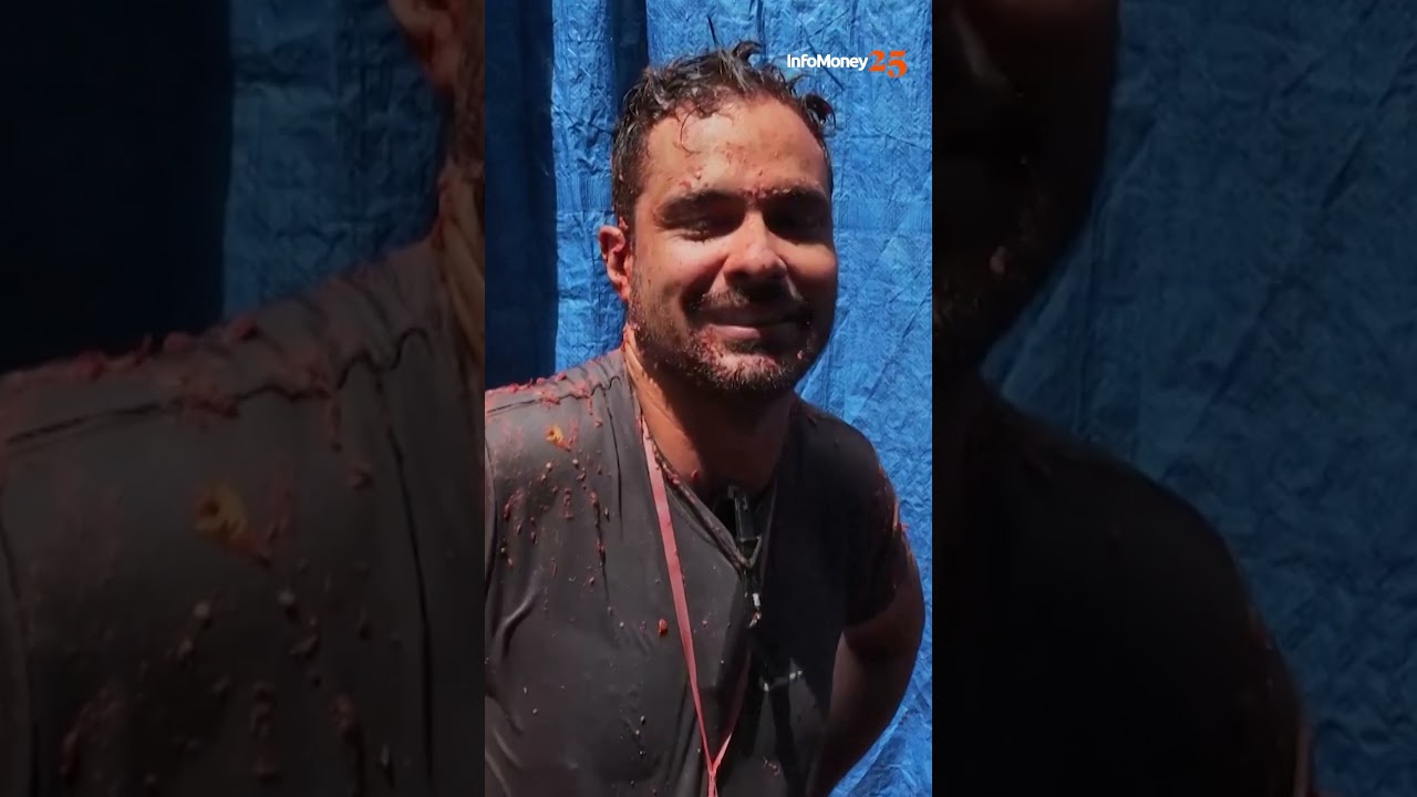 Foliões participam da Tomatina a batalha de comida na Espanha