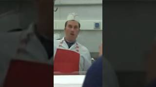 Inédit : François Damiens se joue d’un client à la boucherie.