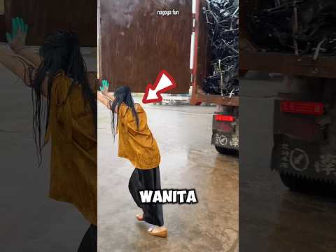 Perempuan Tangguh di Tengah Hujan😯
