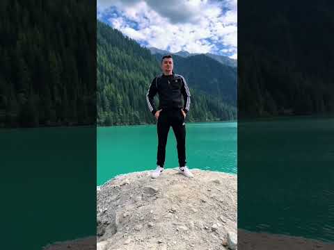 La tuta adidas non deve mancare. ๐ช๐