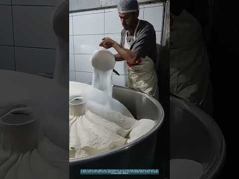 반죽을 만들다: 커다란 쇠그릇이 밀가루를 쫄깃한 덩어리로 바꾸는 방법