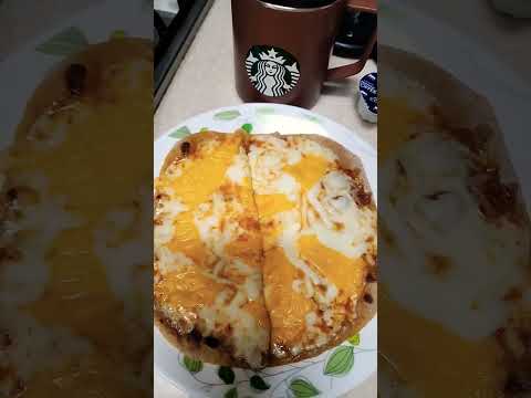 #주말 간식 준비 #모짜렐라슈레드치즈 #피타브레드 #토마토소스 #핫칠리 소스  #체다치즈 #전자렌지 #2분 #뜨거뜨거 #간단피자