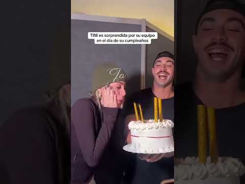 Tini es sorprendida por su equipo el día de su cumpleaños