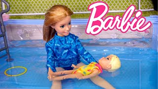 Bebe de Barbie Clase de Natacion en Piscina