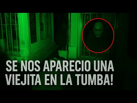 Grabamos a una mujer mayor caminando entre las tumbas