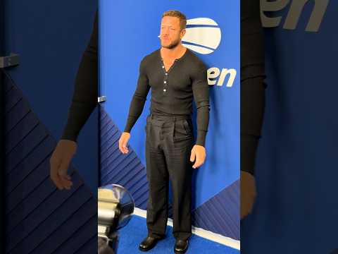 Imagine Dragons frontman Dan Reynolds <strong>shows</strong> off his built physique on the <strong>US</strong> Open blue carpet