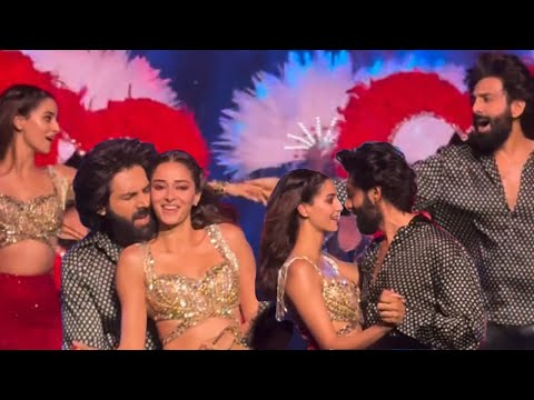 Ananya Panday & Kartik Aryan Hug on Drama with perfect fight Zee cinema award ke set par chla Drama