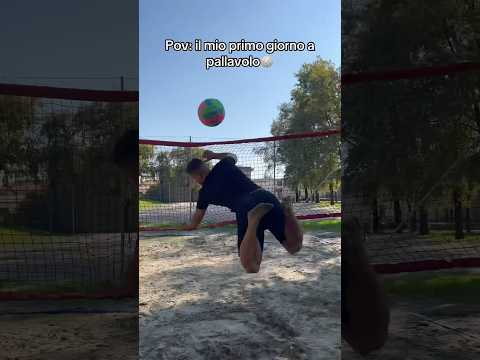 IL MIO PRIMO GIORNO A PALLAVOLO 🏐 😂😂#ridere#ironia#perte#sketch#pallavolo#shorts#youtube