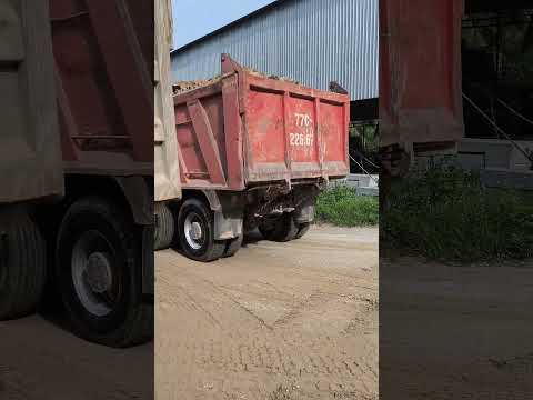 xe tải hàng nặng đang lùi đổ #truck #trucking #truckdriver #xcavator