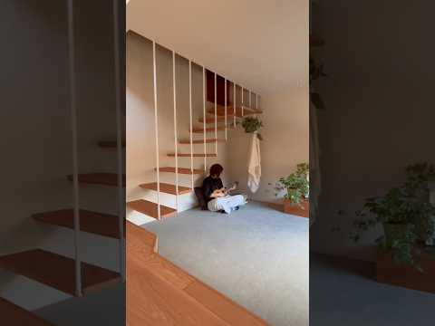 コンパクトでも、ワクワクする居場所。過ごしながらその時々で居心地の良い場所を見つける。マグネットで布を掛ければ、簡易的な客間としても使える。#vegahouse#暮らしを建てる#家づくり#注文住宅