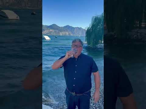 Boom di casi di diarrea e vomito, il sindaco beve l'acqua del Garda per rassicurare i turisti