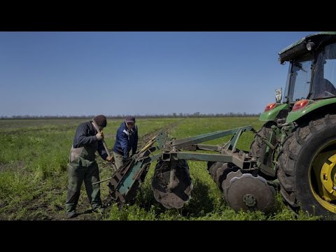 Ουκρανία: Αγρότες αποναρκοθετούν τη γη τους