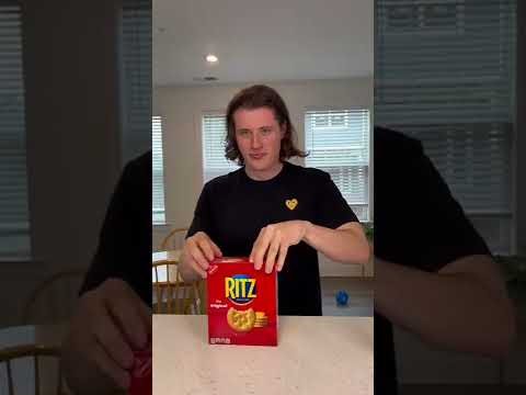 I TESTED A VIRAL RITZ CRACKER LIFE HACK? (MY IPHONE 14 BROKE AT THE ÈÑD) #Shorts