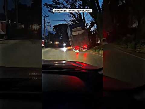 Detik-Detik Menegangkan! Truk Bermuatan Berat Miring di Bahu Jalan.