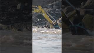Skill Dewa Operator Excavator Menata Batu Besar Di Pinggir Sungai Arus Kencang  #alatberat #xcavator