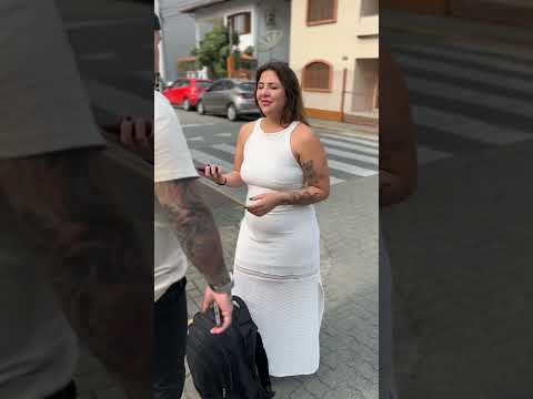 Essa garotinha entrou na minha mala para escapar de um desconhecido.