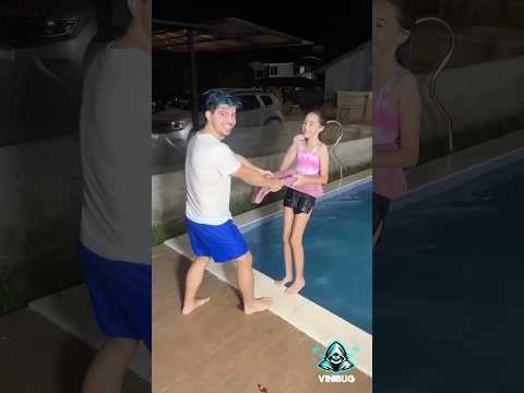 COMPLETE A MUSICA OU CAIA NA PISCINA NÍVEL HARD!! 🤽‍♂️ #shorts @CanaldaBelinhaOficial @VINIBUG