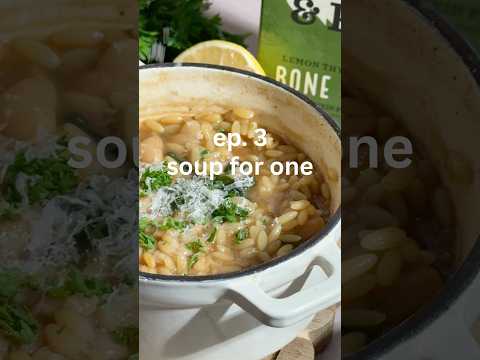 no tupperware needed. lemon thyme white bean & orzo soup, made for one and ready in 25 minutes 🍲