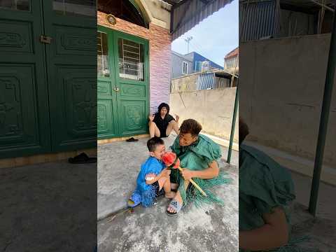 cậu bé đáng thương may mắn gặp được người anh tốt bụng 36 #shorts