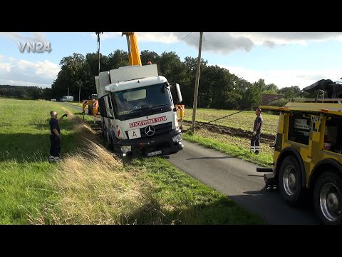 07.08.2023 - VN24 - Radfahrer drängt 24t-Müllwagen in Graben - Bergung mit Kran und Seilwinde