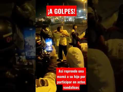 A golpes, as铆 reprende una mam谩 a su hijo por participar en actos vandalicos en el Paro Nacional.