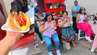 Yasi se sienta a comer con su mama y Su grupo. Provando los shucos. Comida callejera 