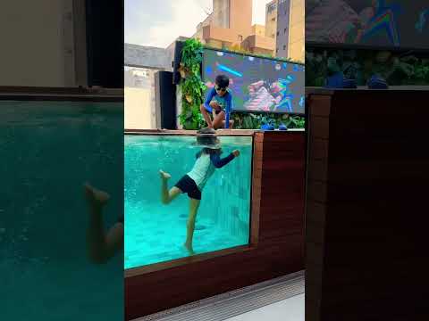 Atravessando a piscina #piscina #diversão #mergulho