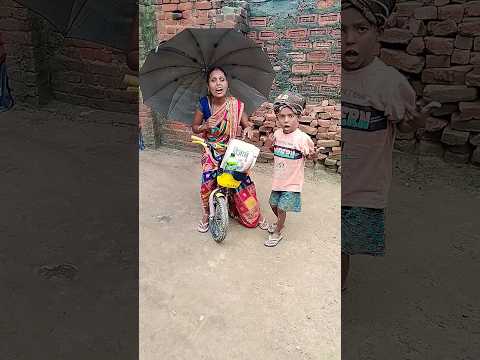 😭😭👍बेटा मुझे चप्पल दो बेटा मुझे छतरी दो मम्मी यह सब लेकर क्या करोगी 😭👍#funny #shorts #short #viral