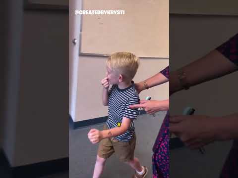 Las reacciones de estos estudiantes al regreso de su viejo amigo ❤️ #shorts