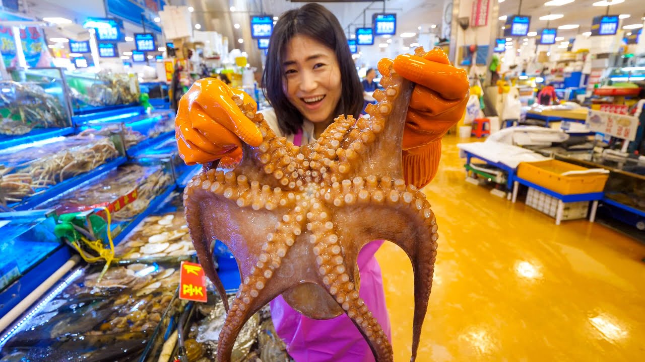 Korean Seafood Breakfast - BIG OCTOPUS + Extreme SQUIRTING Seafood in Seoul, South Korea