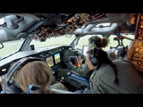 A bordo del primo aereo Awacs della Nato con un equipaggio tutto femminile | Il video