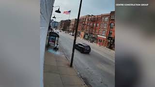 ချီကာဂိုမြို့တွင်ပစ္စည်းပို့စက်ရုပ်ကဘတ်စ်ကားမှတ်တိုင်မှန်များကိုတိုက်မိသဖြင့်မှန်များ ပျက်စီး