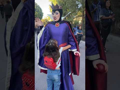 Evil Queen เข้ามาขอเด็กคนนี้กอดที่ดิสนีย์