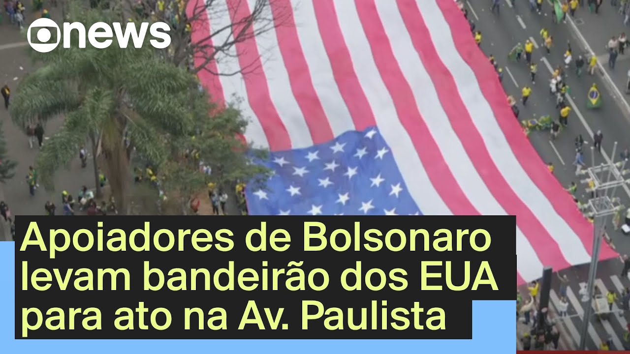 Apoiadores de Bolsonaro levam bandeirão dos EUA para a Avenida Paulista
