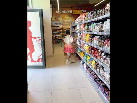 Una niña amable encontró la forma de calmar a un niño desesperado #shorts #short #español