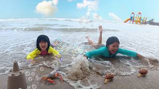 Berenang, Main Gelembung Sabun, Ayunan, Ketemu Siput dan Kepiting di Pantai